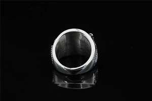 Détail d'une bague vintage en titane argenté montrant l'intérieur brossé et le bord gravé