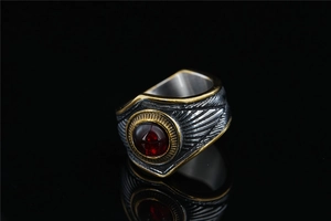 Macro di anello vintage in acciaio al titanio con gemma rossa e incisione a piuma