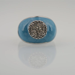 Bague en émail bleu ciel avec texture marbrée et strass sur base en métal argenté
