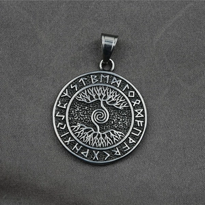 Collana con ciondolo Albero della Vita vichingo in acciaio con rune su tessuto grigio