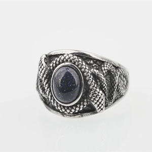 Bague rétro en acier titane avec écailles de serpent et pierre de grès bleu sur fond blanc