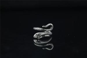 Vue détaillée d'une bague serpent argentée vintage avec des écailles 3D sur fond noir