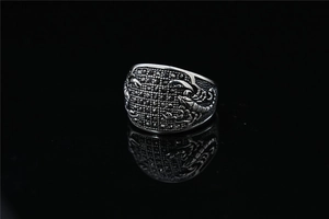 Détail d'une bague scorpion rétro avec cristaux noirs et finition en acier