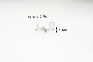 Dettaglio macro del nodo argento con altezza 6,6 mm e peso leggero di 2,9 g in metallo