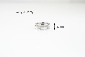 Silberner Stahlring mit weißem Inlay, 5,8 mm Breite und 2,9 g leichtem Design