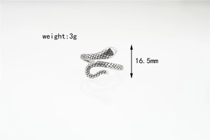 Vue détaillée de la bague serpent avec texture d'écailles et mesure de 16,5 mm