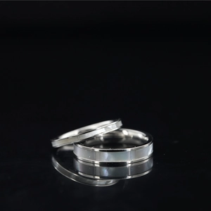 Minimalistisches Ring-Set aus Silber-Titanstahl mit Muscheleinlage und Spiegelung