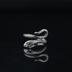 Bague serpent vintage en acier inoxydable oxydé avec écailles détaillées et anneau ouvert
