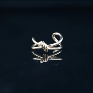 Anello a nodo minimalista in argento con fascia aperta regolabile e finitura lucida
