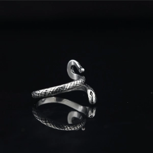 Bague serpent vintage en acier inoxydable avec écailles 3D et design double tête croisée