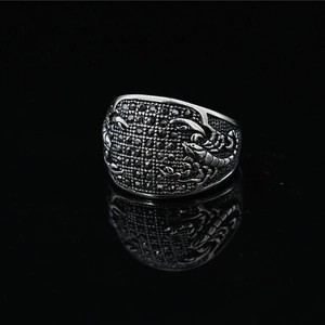 Bague scorpion punk en acier inoxydable avec cristaux noirs et gravures latérales