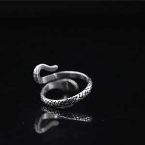 Bague vintage serpent en acier inoxydable avec gravure 3D de style rétro