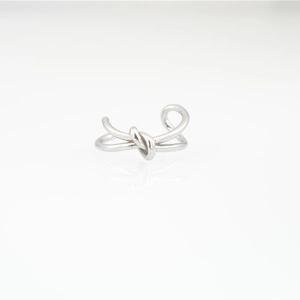 Anello nodo minimalista in argento lucido con fascia regolabile dal design moderno
