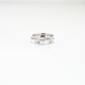 Minimalistisches Set aus Titanstahl-Ringen mit weißer Perlmutt-Einlage für Paare