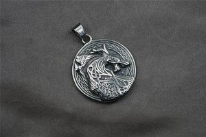 Nahaufnahme des Wikinger-Wolf-Emblems auf poliertem Edelstahl-Anhänger für Damen und Herren