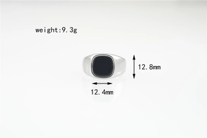 Détail d'une chevalière en titane avec onyx noir carré et dimensions de 12,8 mm