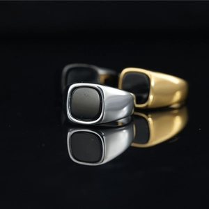 Bague Chevalière Vintage en Acier Titane avec Pierre Artificielle Noire Carrée pour Homme Hip Hop Mode Bague Géométrique en Acier Inoxydable