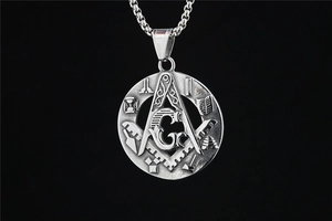 Vue détaillée du pendentif maçonnique en acier argenté avec symbole G et compas classique