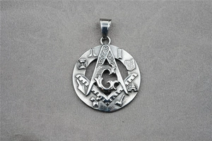 Relief détaillé du pendentif maçonnique en acier inoxydable argenté avec symbole G et compas