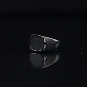 Bague vintage pour hommes avec pierre noire carrée en acier inoxydable poli noir