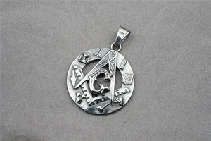 Vue détaillée du pendentif rond maçonnique en acier inoxydable argenté avec gravures