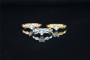 Detalle de los anillos de moissanita con forma de corazón en oro rosa, oro y plata