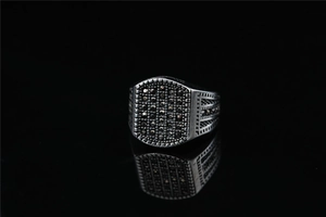 Makroaufnahme von Herren Vintage Titanstahl Ring mit mikroverlegten schwarzen Steinen und Gitter