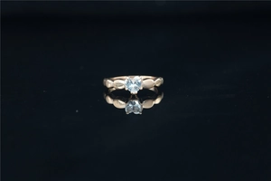 Detalle del anillo corazón de oro rosa con moissanita y banda segmentada de corazón