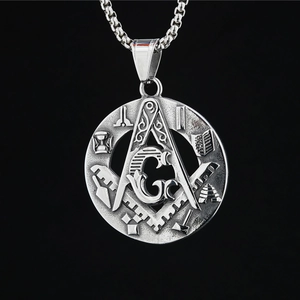 Collier Pendentif Maçonnique G Boussole Équerre Vintage pour Hommes Femmes Rétro Acier Inoxydable Titane Rond Relief Mason Bijoux Cadeau