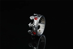 Macro di anello corona gotico con strass rossi e dettaglio di riflesso a specchio