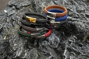 Nahaufnahme von geflochtenen Lederarmbändern in vielen Farben mit Magnetverschluss