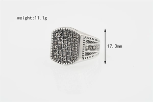 Nahaufnahme des Vintage-Herren-Siegelrings mit Details zu Gewicht 11,1g und Höhe 17,3mm