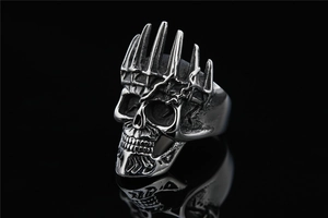 Vue macro d'une bague tête de mort punk vintage avec couronne et finition oxydée
