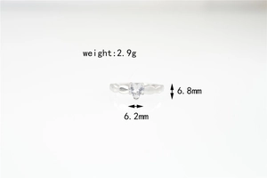 Detalle de anillo de moissanita corazón con medidas 6,8mm x 6,2mm y peso de 2,9g