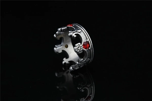 Dettaglio macro dell'anello a corona in argento vintage con croce e pietre preziose rosse