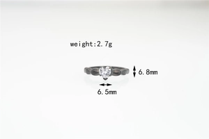 Detalle de anillo moissanita de corazón con medidas de 6,5 mm y peso de 2,7 g
