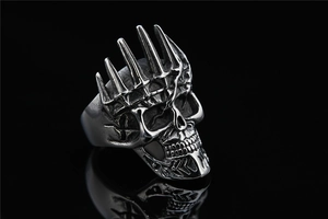 Macro d'une bague tête de mort punk avec couronne en argent noir au style vintage