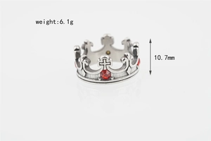 Dettaglio anello corona gotica con croce in zircone rosso e misure altezza 10,7 mm