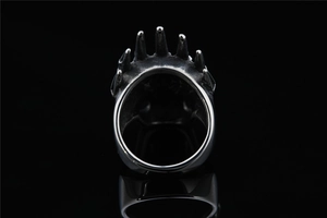 Vue macro d'une bague punk en métal argenté avec cinq pointes coniques et finition vintage