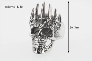 Bague crâne punk détaillée avec couronne, poids 18,8g et hauteur de 36,3mm