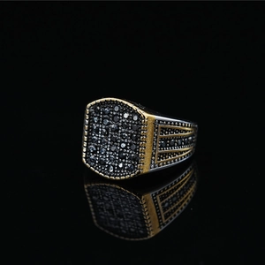 Herrenring aus Titanstahl mit schwarzen Mikropavé-Steinen in Gold und Silber
