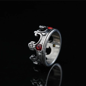Anello a corona vintage in acciaio al titanio con strass rossi e croce su sfondo nero