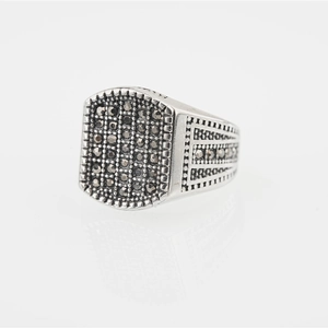 Vintage-Herrenring aus Titanstahl mit schwarzen Zirkonia-Inlays im coolen Gothic-Punk-Stil