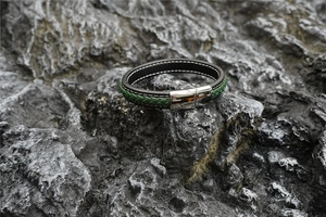 Detail eines schwarz-grünen Lederarmbands mit poliertem Stahl-Magnetverschluss