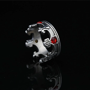 Anello corona con croce e gemme rosse in argento vintage su sfondo nero