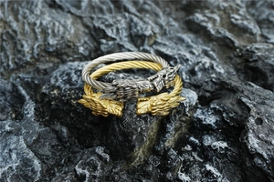 Détails macro des bracelets ouverts tête de dragon vintage avec texture en câble tressé