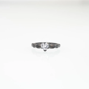 Elegante anillo de moissanita con forma de corazón y acabado en metal negro oxidado