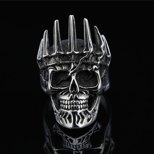 Bague tête de mort gothique avec couronne à pointes en argent vieilli sur fond noir