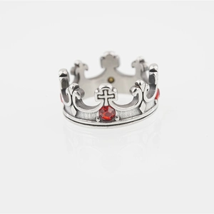 Anello corona gotico in argento retrò con croce di cristallo rosso e pietre laterali