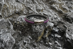 Detail von zweilagigem Lederarmband mit lila Kordel und silbernem Magnetverschluss